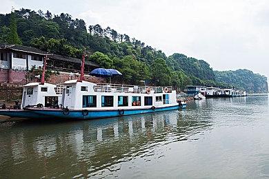 《死或生：女神璀璨假期》新预告 糖果与鞭子你要哪个